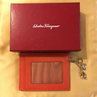 サルヴァトーレフェラガモ(Salvatore Ferragamo)のフェラガモ   レザー 定期入れ チャーム付き(名刺入れ/定期入れ)