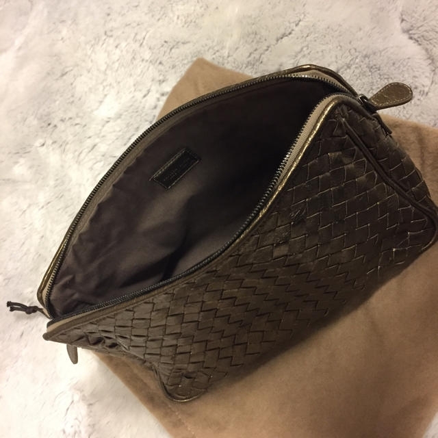 Bottega Veneta(ボッテガヴェネタ)のラクマパック無料 ボッテガヴェネタ ゴールドポーチ レディースのファッション小物(ポーチ)の商品写真