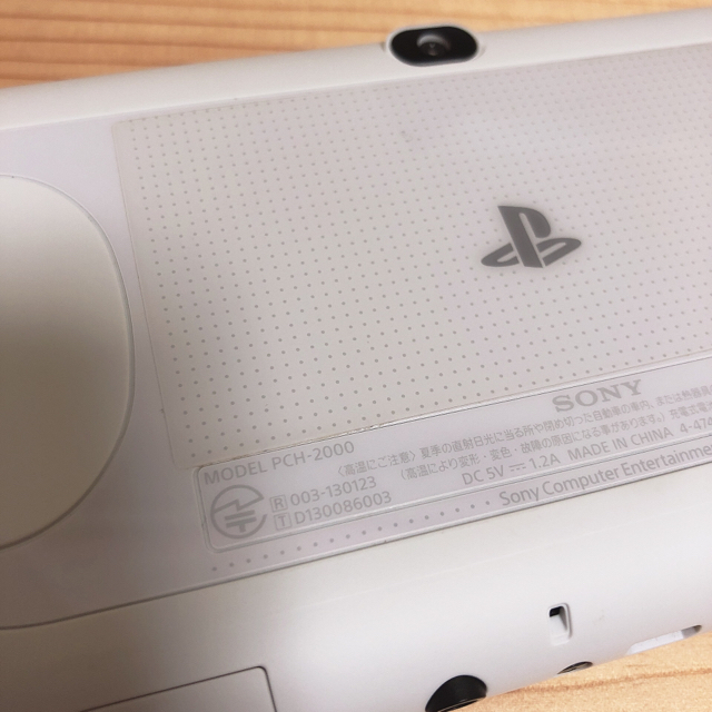 PlayStation Vita(プレイステーションヴィータ)のPlayStation Vita PCH-2000 エンタメ/ホビーのゲームソフト/ゲーム機本体(携帯用ゲーム機本体)の商品写真