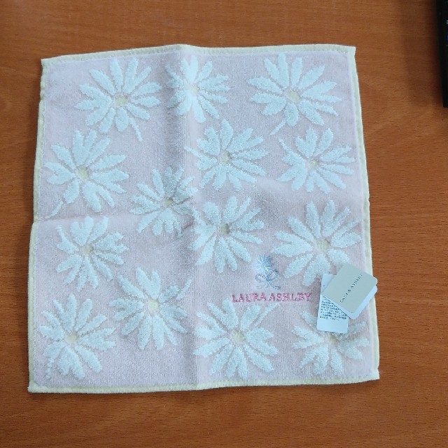 LAURA ASHLEY(ローラアシュレイ)のLAURA ASHLEY タオルハンカチ レディースのファッション小物(ハンカチ)の商品写真