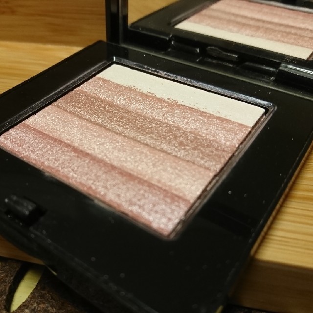 BOBBI BROWN(ボビイブラウン)のBOBBI BROWN アイシャドウ/フェイスパウダー コスメ/美容のベースメイク/化粧品(フェイスパウダー)の商品写真