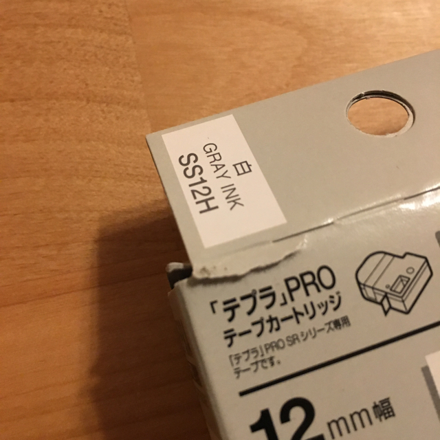キングジム(キングジム)のテプラテープ 12㎜白地グレー文字 インテリア/住まい/日用品のオフィス用品(オフィス用品一般)の商品写真