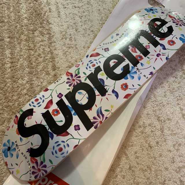 Supreme(シュプリーム)のSupreme Airbrushed Floral Deck 白 スポーツ/アウトドアのスポーツ/アウトドア その他(スケートボード)の商品写真