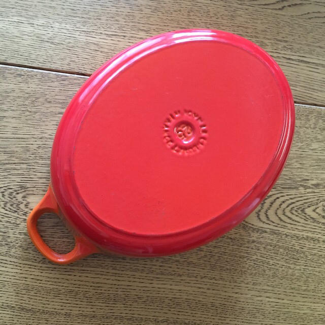 LE CREUSET(ルクルーゼ)のル・クルーゼ ココットオーバル 25cm オレンジ インテリア/住まい/日用品のキッチン/食器(鍋/フライパン)の商品写真