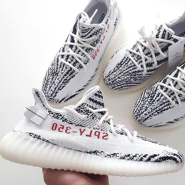 adidas(アディダス)の新品 YEEZY BOOST ZEBRA 29cm メンズの靴/シューズ(スニーカー)の商品写真