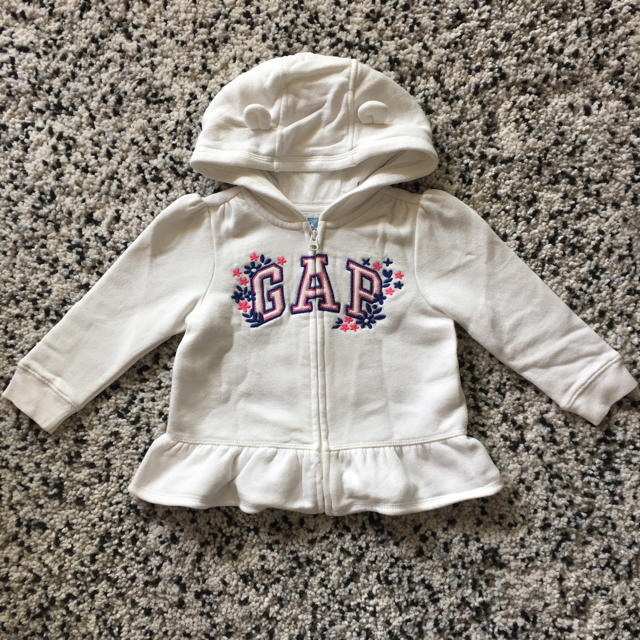 babyGAP(ベビーギャップ)のbabyGAP パーカー 白 size:90cm キッズ/ベビー/マタニティのキッズ服女の子用(90cm~)(ジャケット/上着)の商品写真