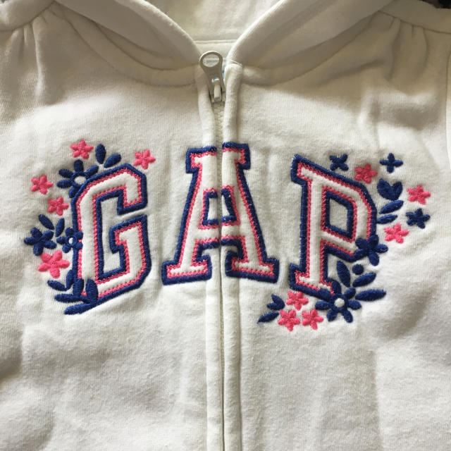 babyGAP(ベビーギャップ)のbabyGAP パーカー 白 size:90cm キッズ/ベビー/マタニティのキッズ服女の子用(90cm~)(ジャケット/上着)の商品写真