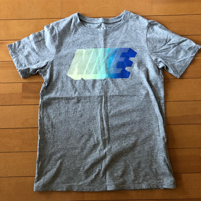 NIKE(ナイキ)のNIKE Tシャツ 150〜160cm グレー キッズ/ベビー/マタニティのキッズ服男の子用(90cm~)(Tシャツ/カットソー)の商品写真