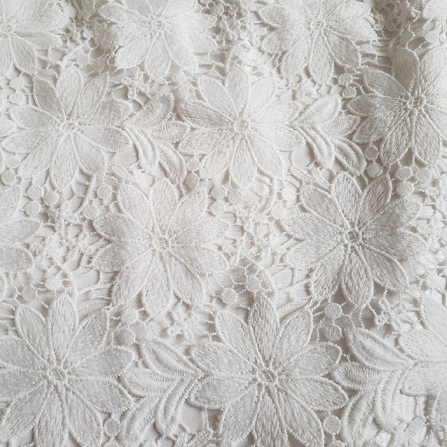PATTERN fiona(パターンフィオナ)のパターンフィオナ　花柄　白スカート レディースのスカート(ひざ丈スカート)の商品写真
