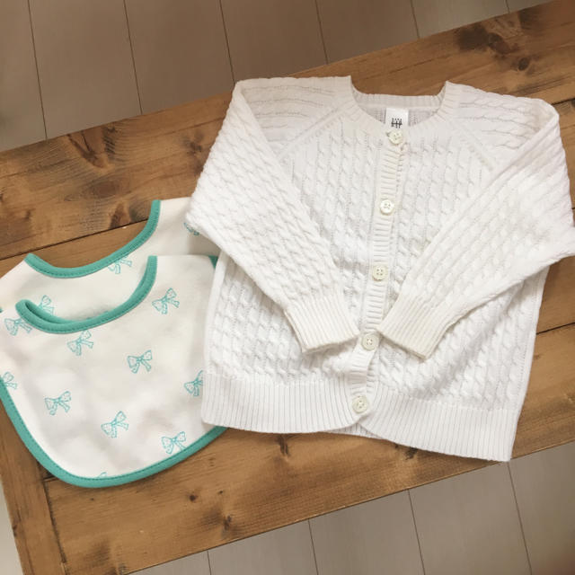 babyGAP(ベビーギャップ)のGAP ケーブル編み綿カーデ（オマケ付） キッズ/ベビー/マタニティのベビー服(~85cm)(カーディガン/ボレロ)の商品写真