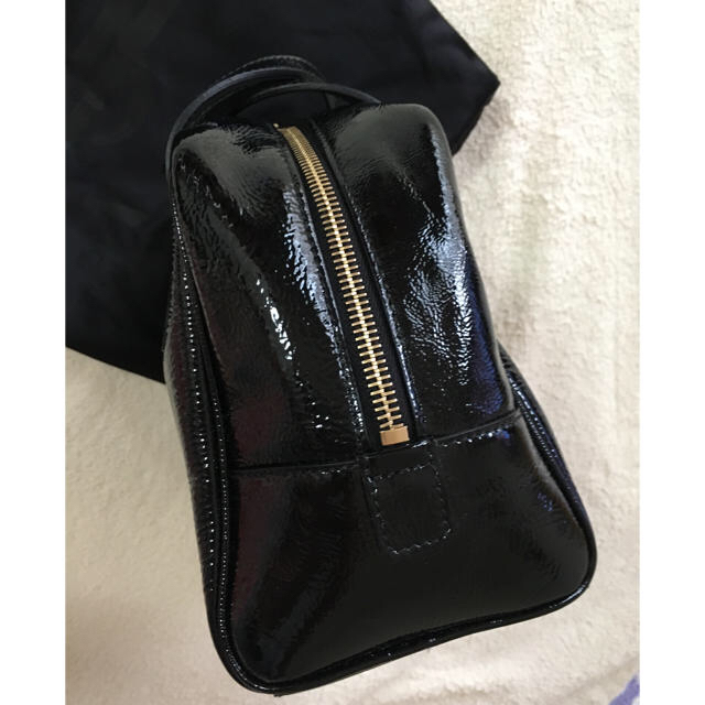 Saint Laurent(サンローラン)のmari0408様専用になります。イヴ・サンローラン  未使用品 エナメルミニ レディースのバッグ(トートバッグ)の商品写真