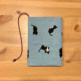 《 四六判》ブックカバー  ハンドメイド 白黒ねこ ブルーグレー(ブックカバー)