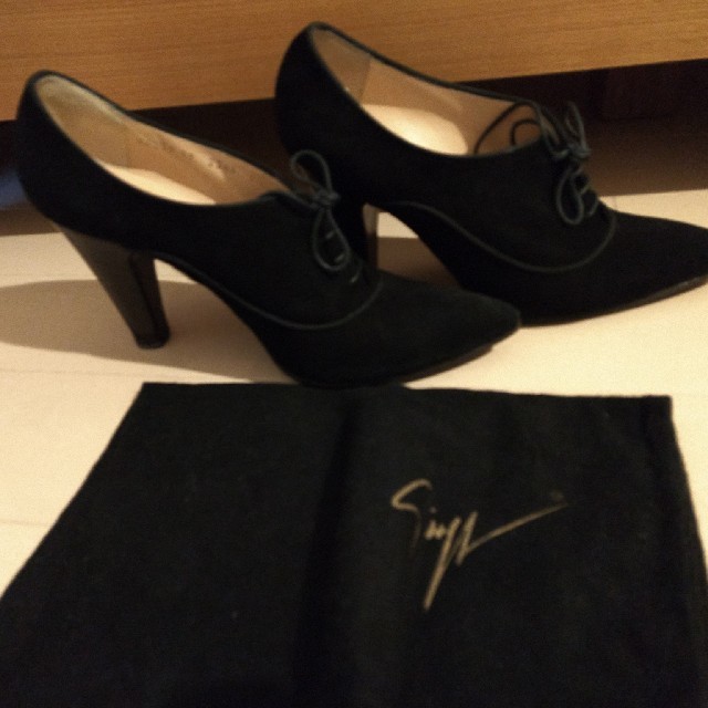 GIUZEPPE ZANOTTI(ジュゼッペザノッティ)のジュゼッペザノッティ　黒　スエード　パンプス　38 24.5センチ レディースの靴/シューズ(ハイヒール/パンプス)の商品写真