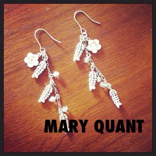 マリークワント(MARY QUANT)のマリクワ☆羽ピアス(ピアス)