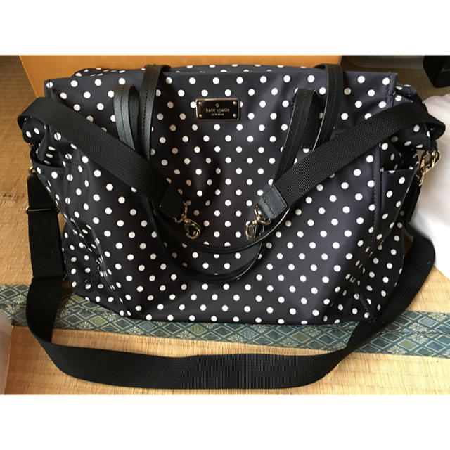 kate spade new york(ケイトスペードニューヨーク)のケイトスペード マザーズバッグ ママ ベビー ゴールド ドット 水玉 モノトーン キッズ/ベビー/マタニティのマタニティ(マザーズバッグ)の商品写真