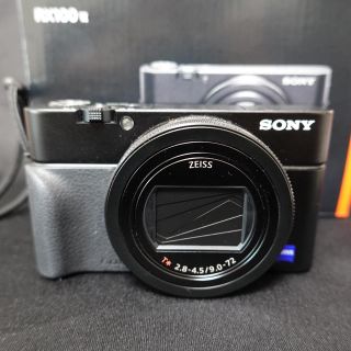 ソニー(SONY)のSONY ソニー RX100m6 多言語 英語その他 ほぼ新品 純正カバーおまけ(コンパクトデジタルカメラ)