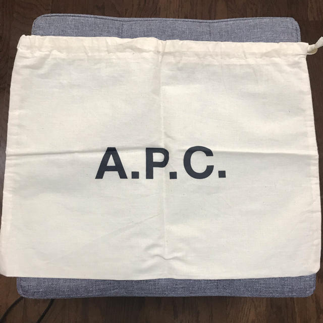 A.P.C ハーフムーンバッグ 黒 エンボス加工 3