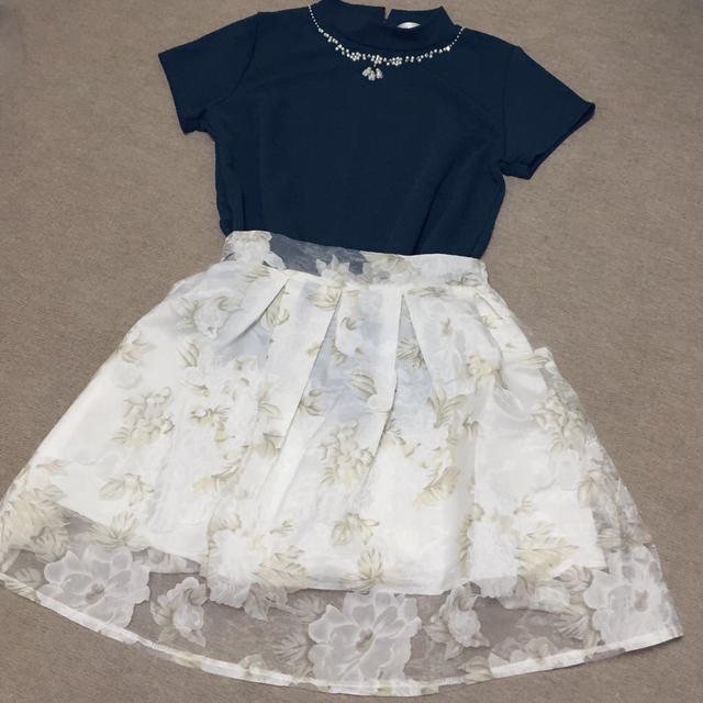 白の花柄オーガンジースカート レディースのスカート(ミニスカート)の商品写真
