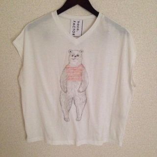 フェリシモ(FELISSIMO)のニットベストを着たクマT(Tシャツ(半袖/袖なし))