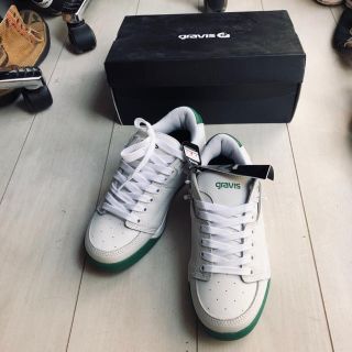 グラビス(gravis)のgravis白スニーカー(スニーカー)