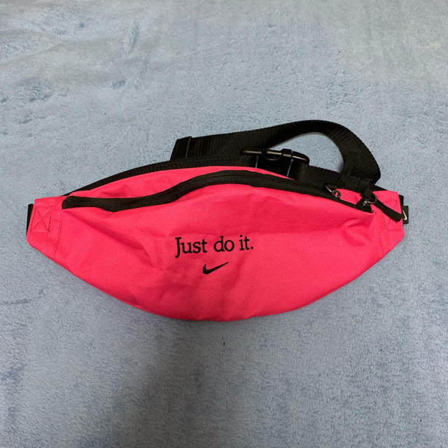 NIKE(ナイキ)のナイキ  ウェストポーチ ボディバッグ ピンク just do it新品未使用 レディースのバッグ(ボディバッグ/ウエストポーチ)の商品写真