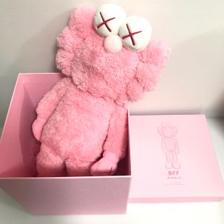 新品 KAWS BFF Pink Plush ぬいぐるみ(キャラクターグッズ)