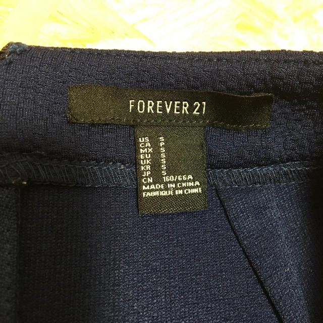 FOREVER 21(フォーエバートゥエンティーワン)のforever21 濃紺ミニスカート レディースのスカート(ミニスカート)の商品写真