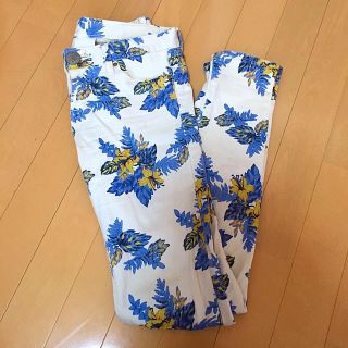 マウジー(moussy)のmoussy✳︎花柄パンツ(カジュアルパンツ)