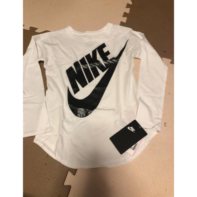 NIKE(ナイキ)の新品タグ付き！NIKE♡ロンT♡白♡120 キッズ/ベビー/マタニティのキッズ服男の子用(90cm~)(Tシャツ/カットソー)の商品写真