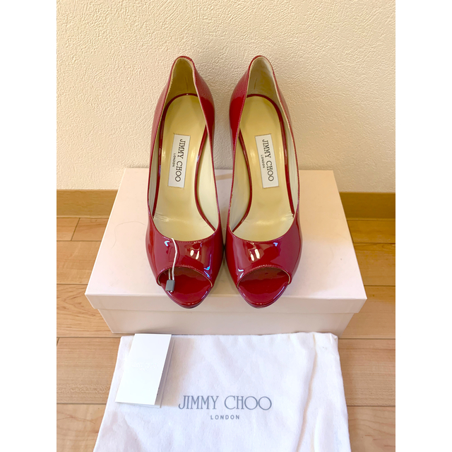 JIMMY CHOO(ジミーチュウ)のJIMMY CHOO 新品 エナメルオープントゥパンプス 赤 レディースの靴/シューズ(ハイヒール/パンプス)の商品写真