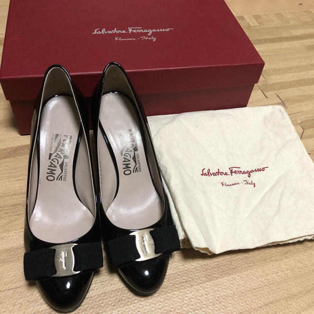 Salvatore Ferragamo(サルヴァトーレフェラガモ)のフェラガモ エナメルパンプス 黒 レディースの靴/シューズ(ハイヒール/パンプス)の商品写真