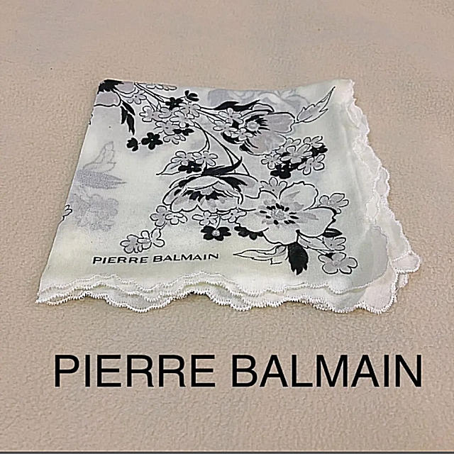 Pierre Balmain(ピエールバルマン)のピエールバルマン ハンカチーフ 新品 白 値下げしました。 レディースのファッション小物(バンダナ/スカーフ)の商品写真