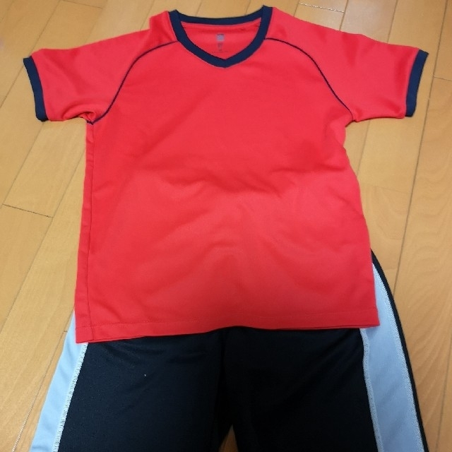 UNIQLO(ユニクロ)のジャージ　２点セット キッズ/ベビー/マタニティのキッズ服男の子用(90cm~)(Tシャツ/カットソー)の商品写真