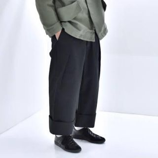 コモリ(COMOLI)のsoumo big tuck chino black(チノパン)