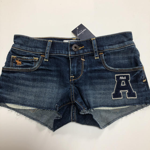 Abercrombie&Fitch(アバクロンビーアンドフィッチ)の新品タグ付きアバクロキッズ デニムショートパンツ キッズ/ベビー/マタニティのキッズ服男の子用(90cm~)(パンツ/スパッツ)の商品写真