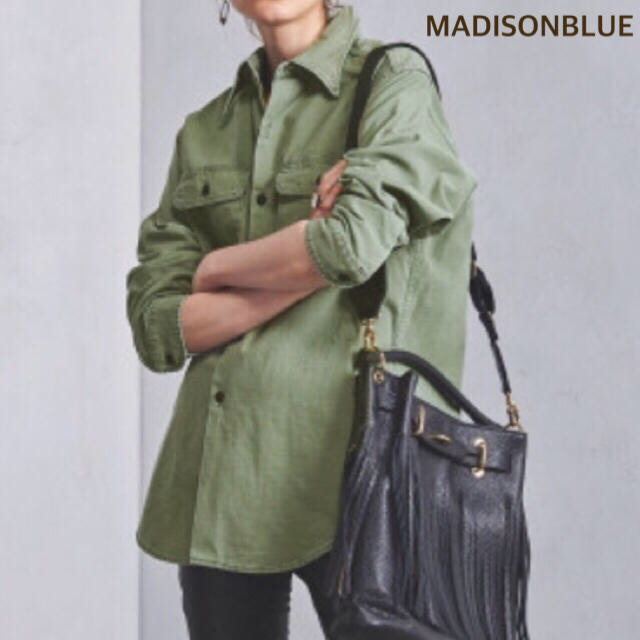 MADISONBLUE(マディソンブルー)の【1回着】MADISON BLUE マディソンブルー バックサテンシャツ レディースのトップス(シャツ/ブラウス(長袖/七分))の商品写真