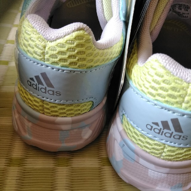 adidas(アディダス)のアディダスｽﾆｰｶｰ　タグ付☆17 キッズ/ベビー/マタニティのキッズ靴/シューズ(15cm~)(スニーカー)の商品写真