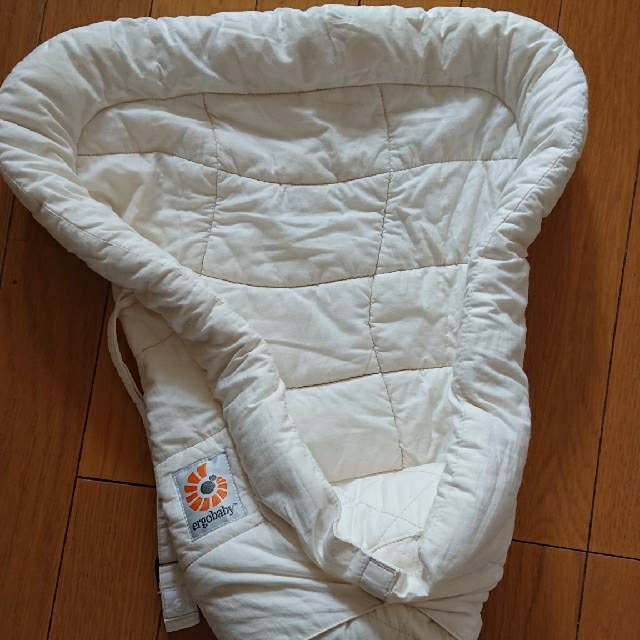 Ergobaby(エルゴベビー)のErgobabyエルゴベビー インサート キッズ/ベビー/マタニティの外出/移動用品(抱っこひも/おんぶひも)の商品写真