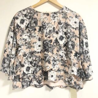 チェスティ(Chesty)の新品(´∀｀)‼︎ 首元パール付き❤︎花柄❤︎ シフォン ブラウス(シャツ/ブラウス(長袖/七分))