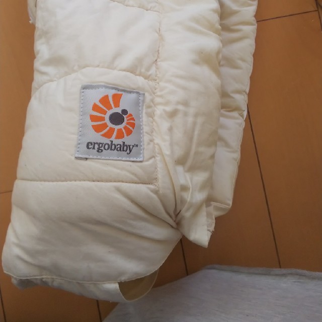 Ergobaby(エルゴベビー)のエルゴ インサート キッズ/ベビー/マタニティの外出/移動用品(抱っこひも/おんぶひも)の商品写真