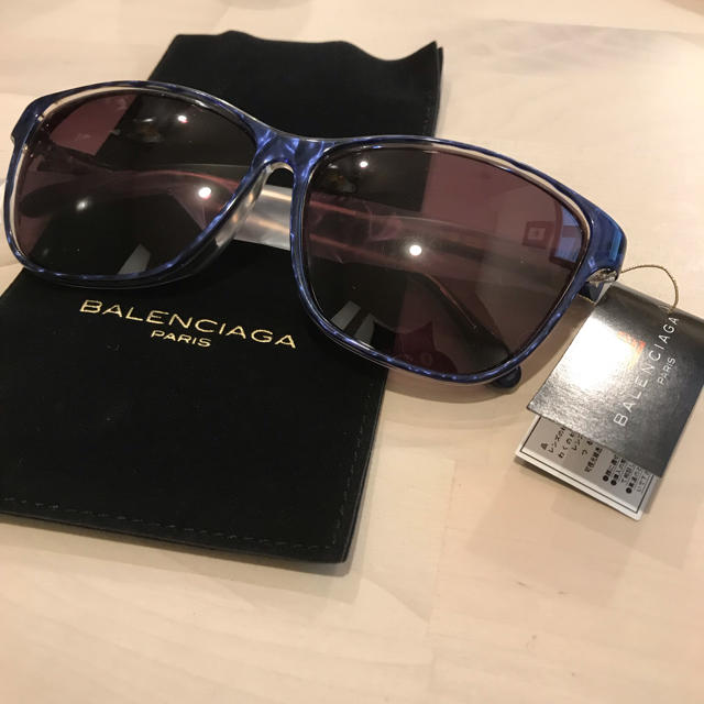 バレンシアガ balenciaga 未使用 サングラス ホワイト 黒色ビックロゴ+