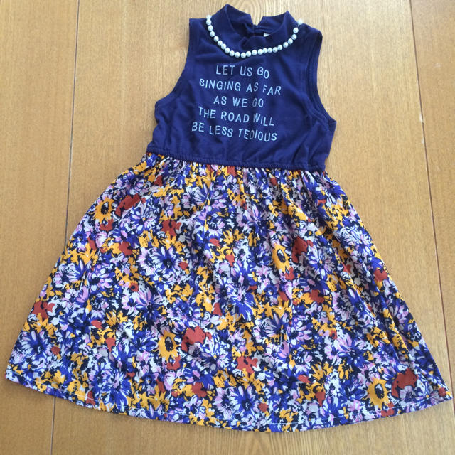 Right-on(ライトオン)の紺と花柄のノースリーブワンピース 120 キッズ/ベビー/マタニティのキッズ服女の子用(90cm~)(ワンピース)の商品写真