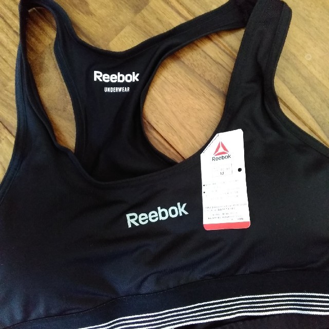 Reebok(リーボック)のリーボック　ハーフトップ＆くるぶし丈レギンス　黒　Mサイズ　バッグ付き　未使用品 スポーツ/アウトドアのトレーニング/エクササイズ(ヨガ)の商品写真