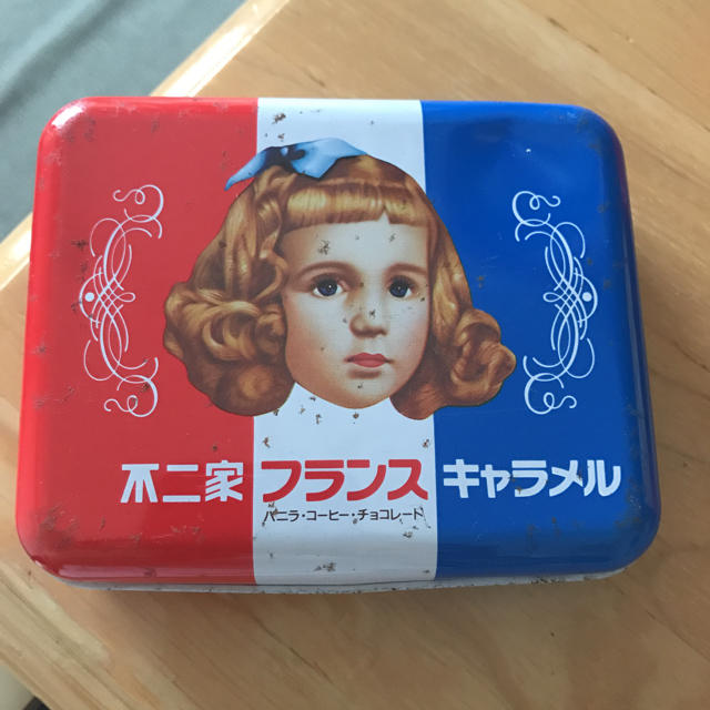 不二家 フランスキャラメル レトロ缶 食品/飲料/酒の食品(菓子/デザート)の商品写真