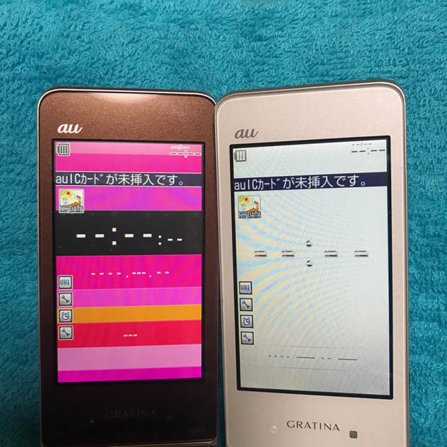 au グラティーナ ガラ携  白ロム2台セット中古 スマホ/家電/カメラのスマホ/家電/カメラ その他(その他)の商品写真