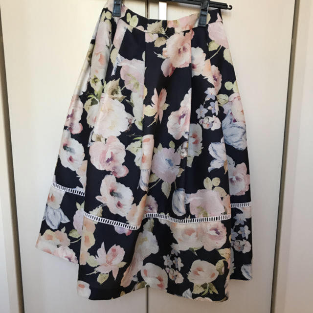 L'EST ROSE(レストローズ)の花柄プリントスカート レディースのスカート(ひざ丈スカート)の商品写真