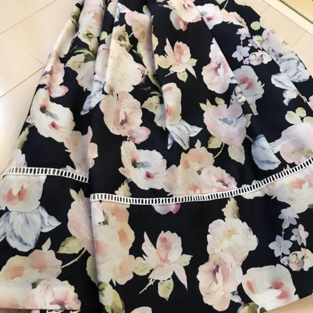 L'EST ROSE(レストローズ)の花柄プリントスカート レディースのスカート(ひざ丈スカート)の商品写真