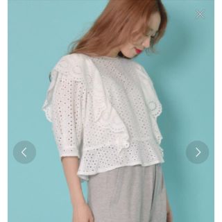 ダブルクローゼット(w closet)のw closet カットワーク刺繍肩フリルブラウス 新品タグ付き(シャツ/ブラウス(長袖/七分))