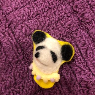 ハンドメイド  羊毛フェルト変顔パンダブローチ(コサージュ/ブローチ)