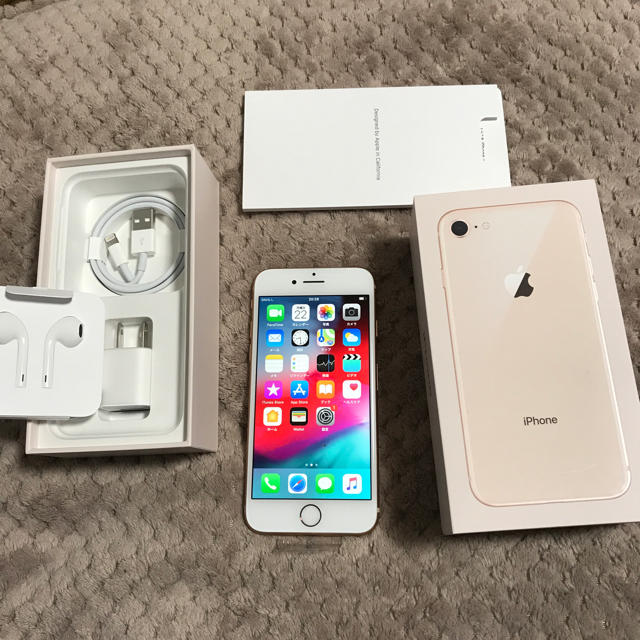 iPhone(アイフォーン)のSIMフリー iPhone 8 64GB ゴールド au 新品 未使用 スマホ/家電/カメラのスマートフォン/携帯電話(スマートフォン本体)の商品写真